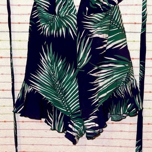 NWOT-Joyfunear Plunging Neck Crisscross Back Ruffle Hem Allover Print Romper - Picture 5 of 10